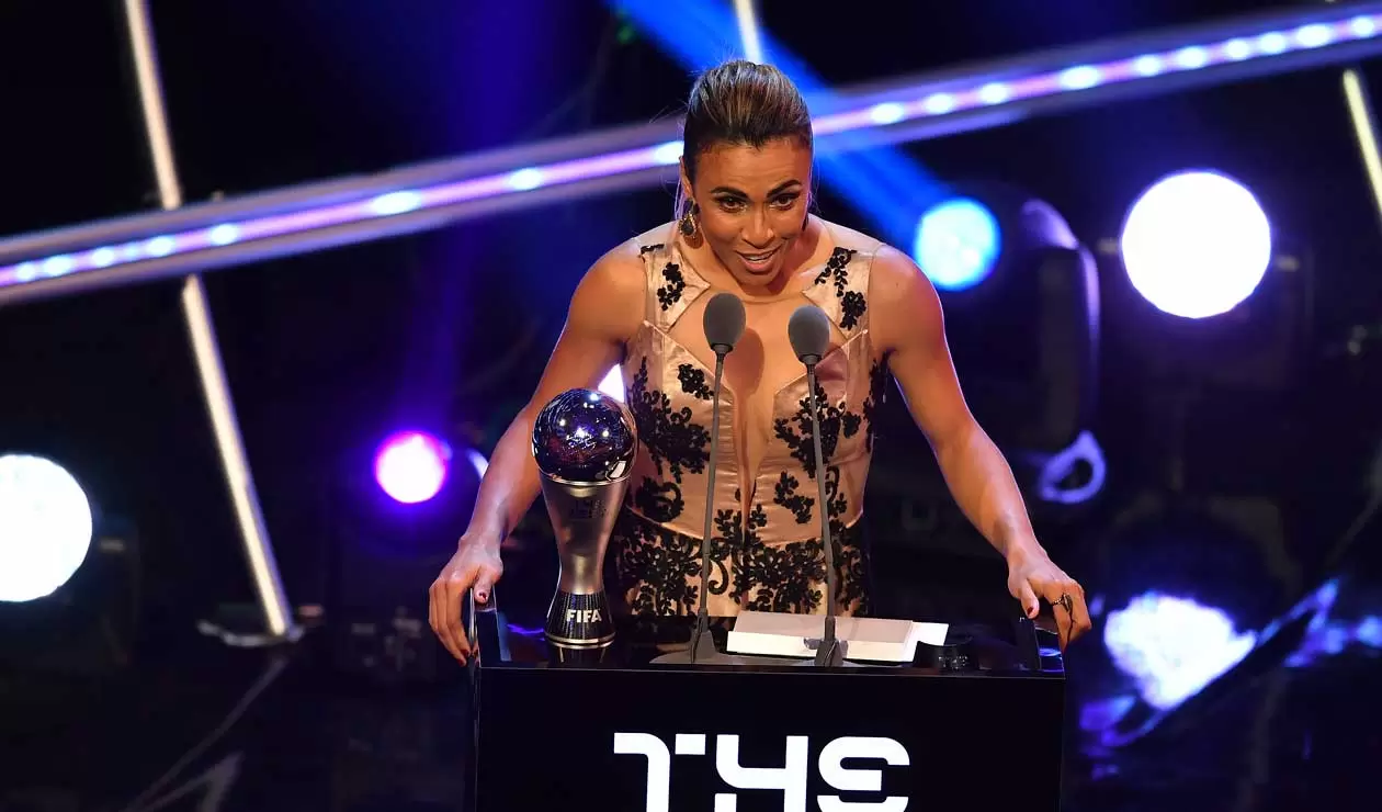 Marta recibe el premio de mejor jugadora del año en la gala de los premios The Best organizada por la FIFA 