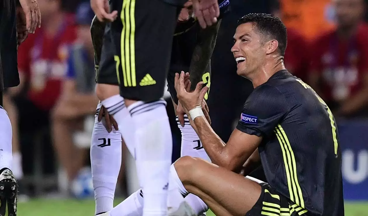 Cristiano Ronaldo muestra su sorpresa por la expulsión en el partido ante Valencia