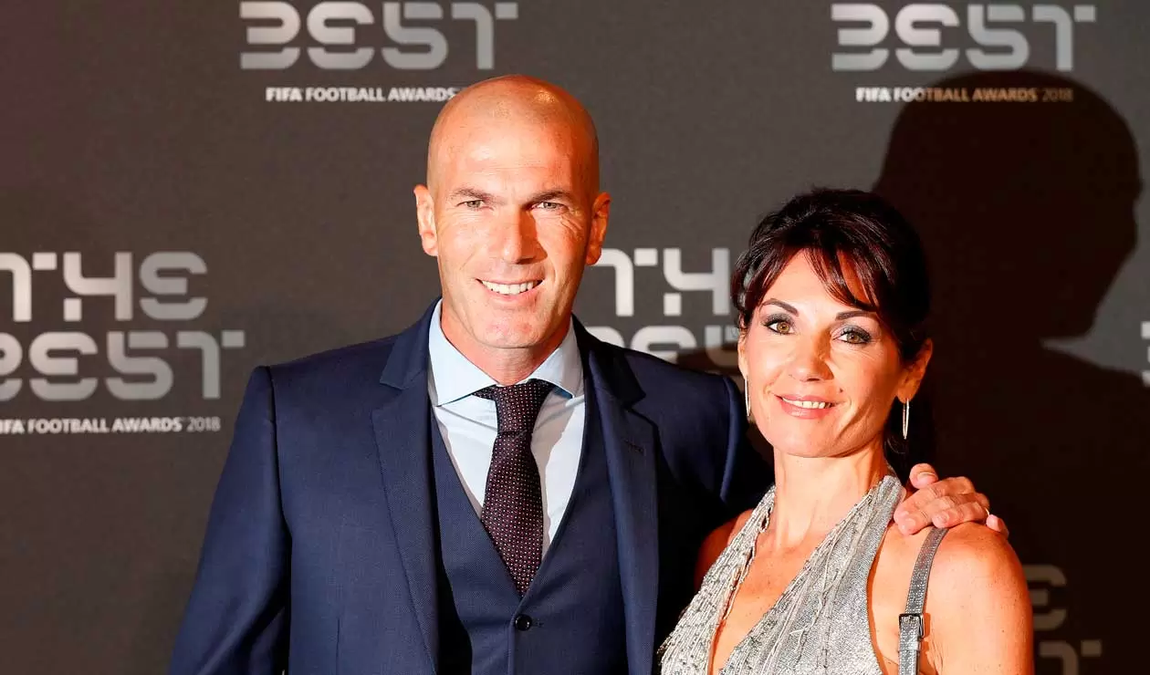 El técnico Zinedine Zidane junto a su esposa antes de iniciar la gala de los premios The Best organizada por la FIFA 