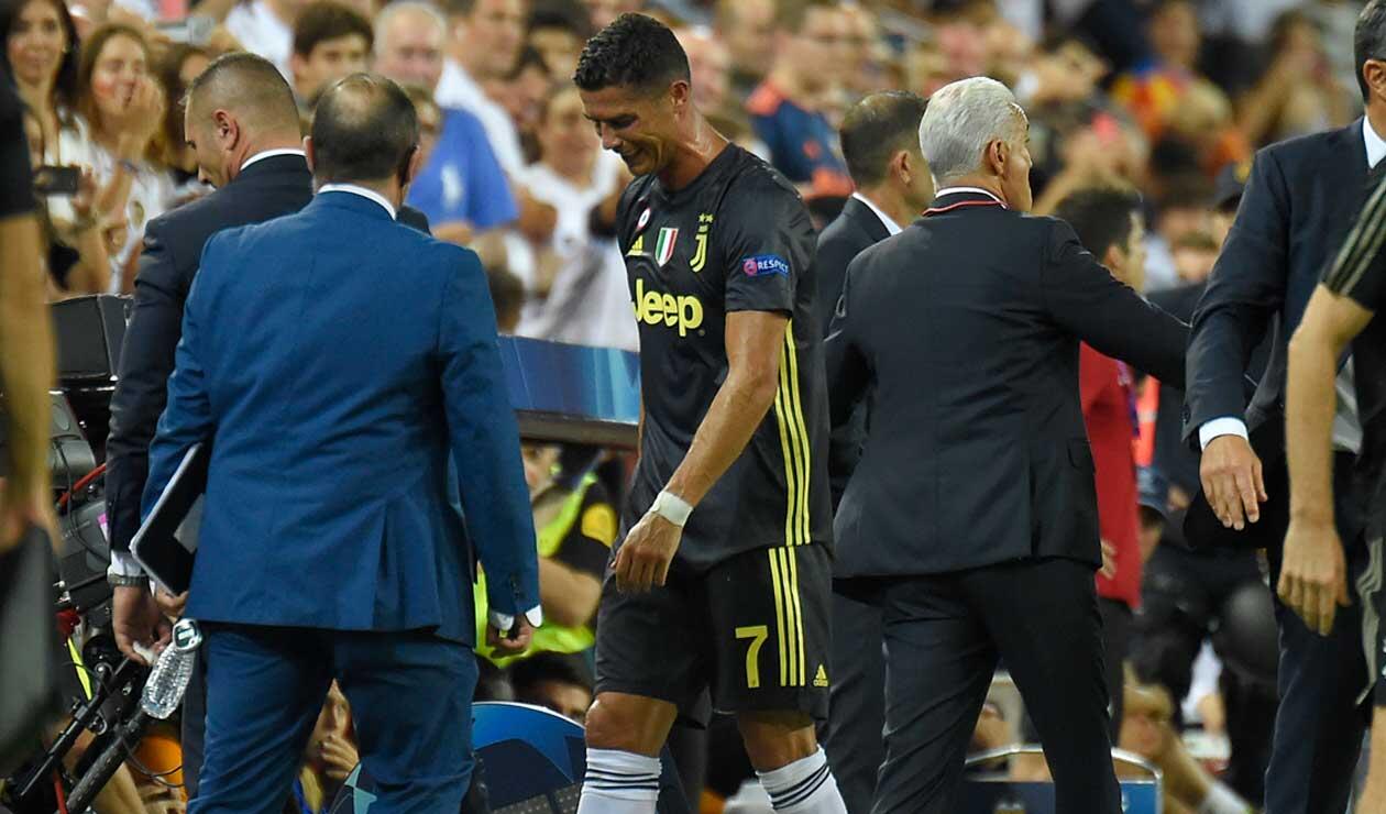Cristiano Ronaldo sale del campo tras ver la roja en el partido ante el Valencia 