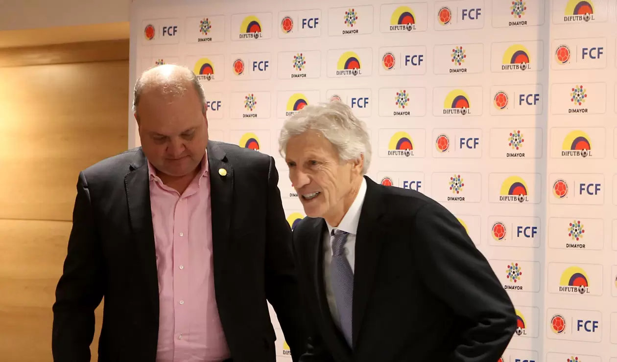 José Pékerman y Jorge Enrique Vélez, presidente de la Dimayor, durante la despedida del técnico argentino