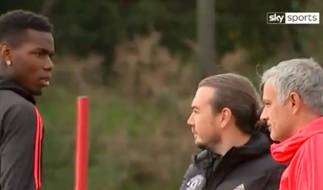 Paul Pogba y José Mourinho en el entrenamiento del Manchester United 