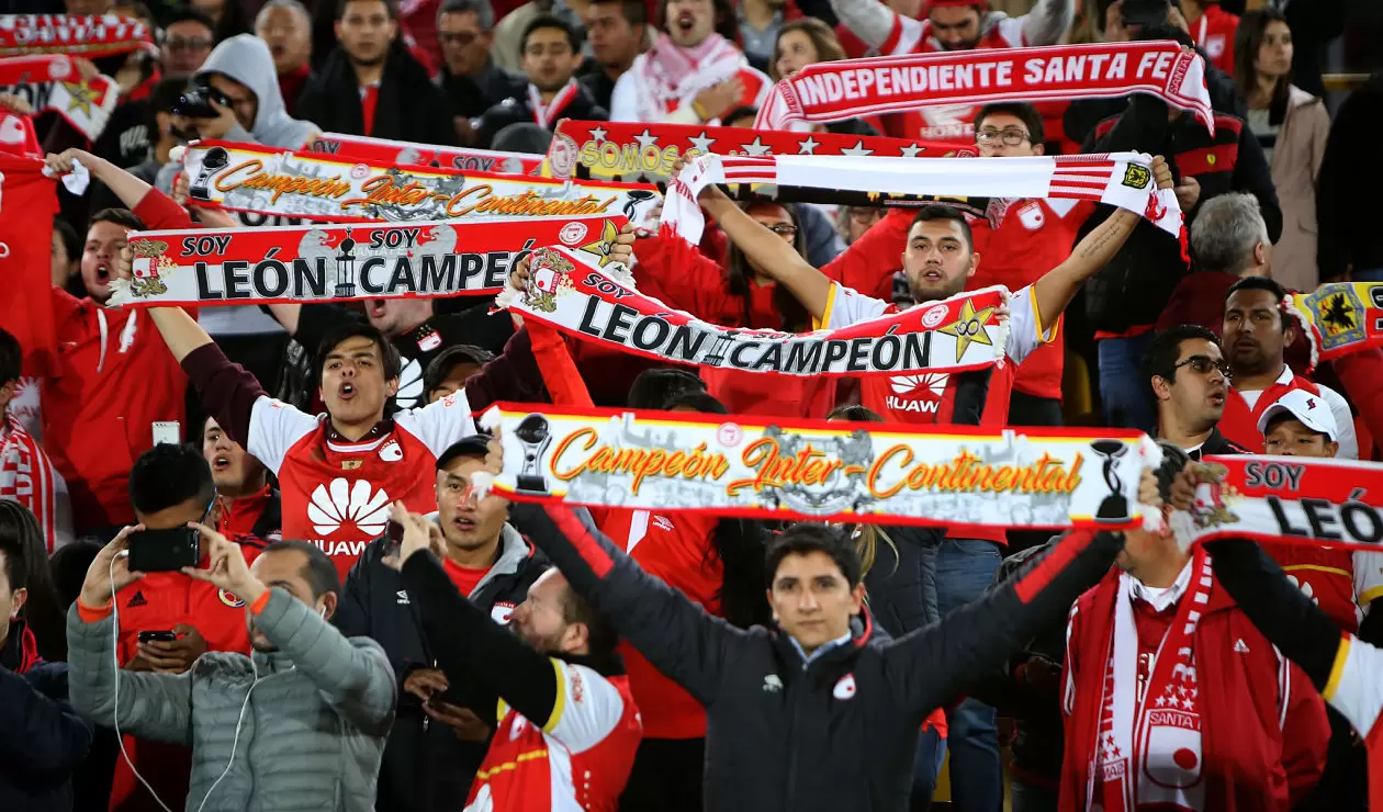 Hinchas de Santa Fe durante el clásico ante Millonarios por Copa Sudamericana 