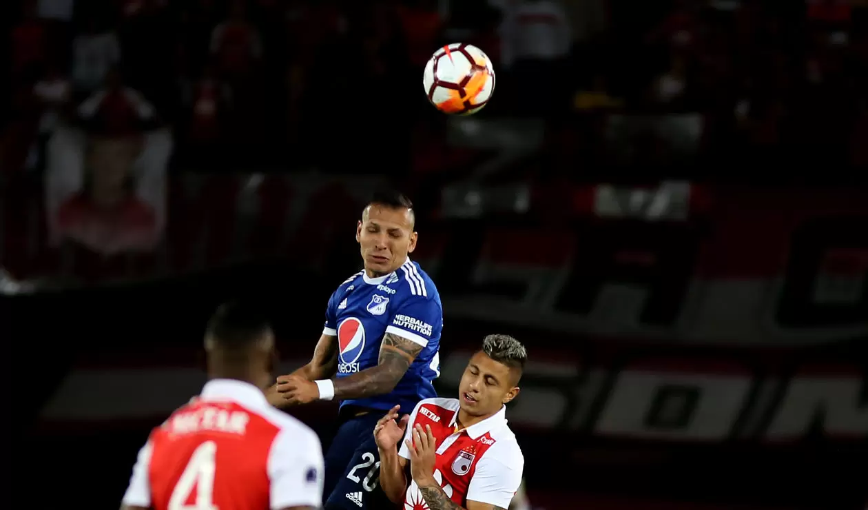 Juan Guillermo Domínguez (Millonarios) disputa un balón con Juan Daniel Roa (Santa Fe) · Copa Sudamericana