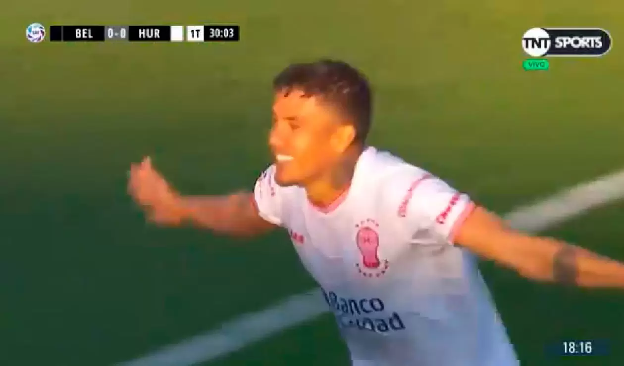 Andrés Felipe Roa celebrando el gol de Huracán ante Belgrano