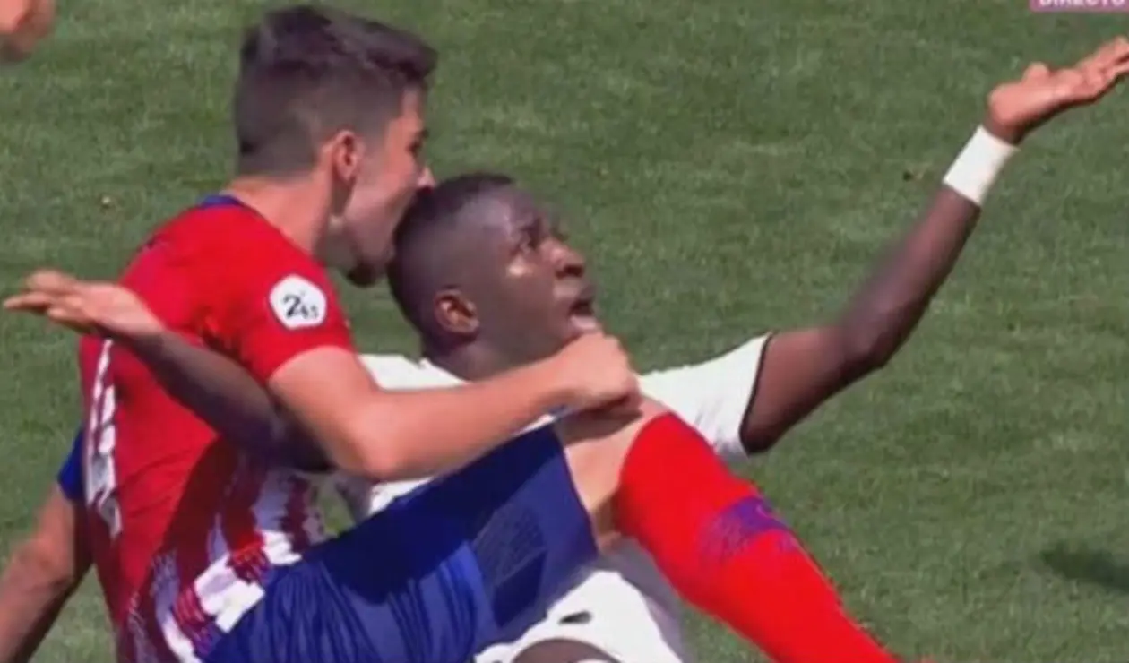 Alberto Rodríguez 'Tachi' muerde la cabeza de Vinicius Junior durante el derbi de filiales