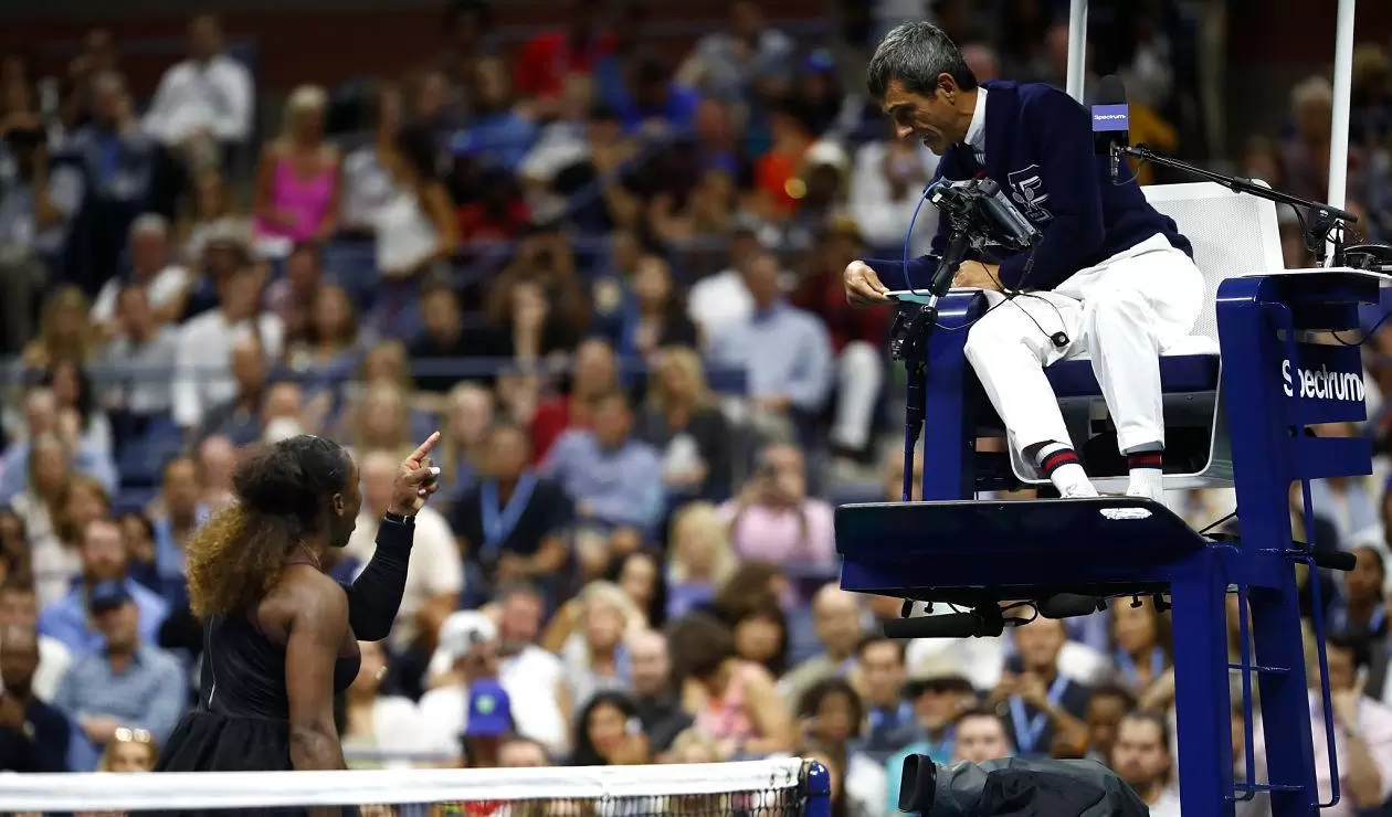 Serena Williams discute con Carlos Ramos, juez de silla del US Open 2018