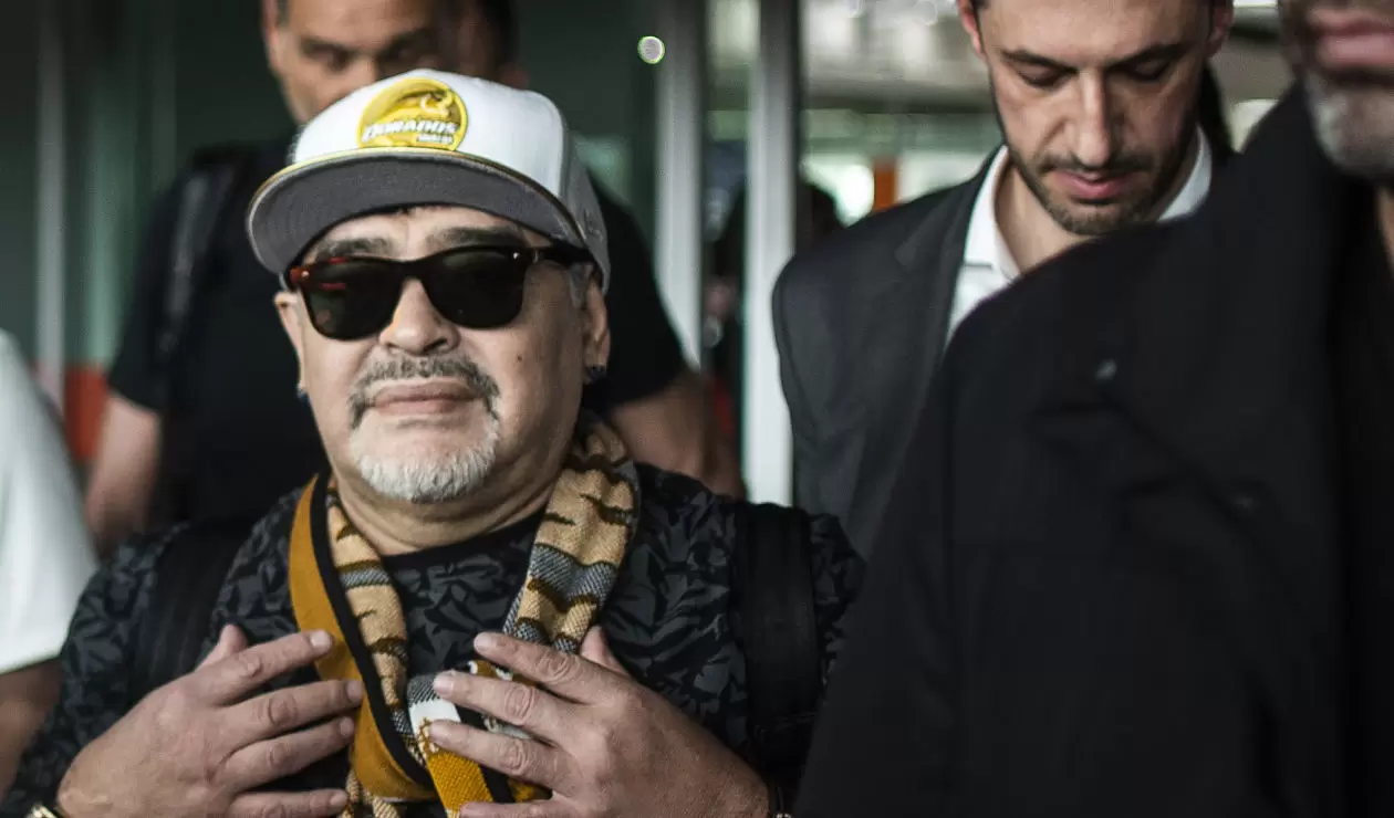 Diego Maradona llegando a México exhibiendo una gorra de Dorados de Sinaloa
