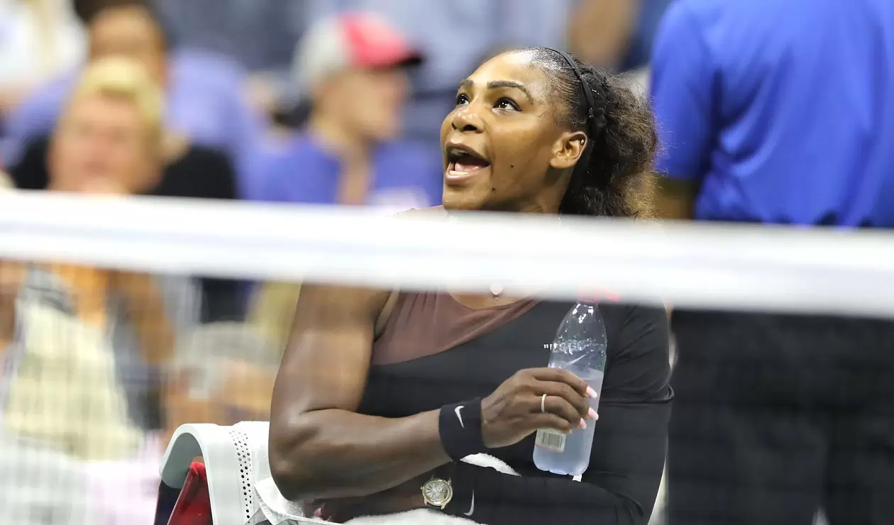 Serena Williams discute con el juez Carlos Ramos durante la final del Us Open 2018 