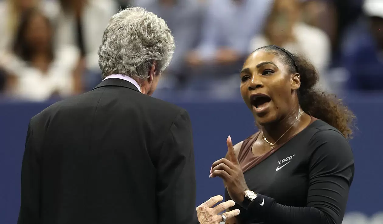 Serena Williams discute con uno de los comisarios de campo durante la final del Us Open 2018 