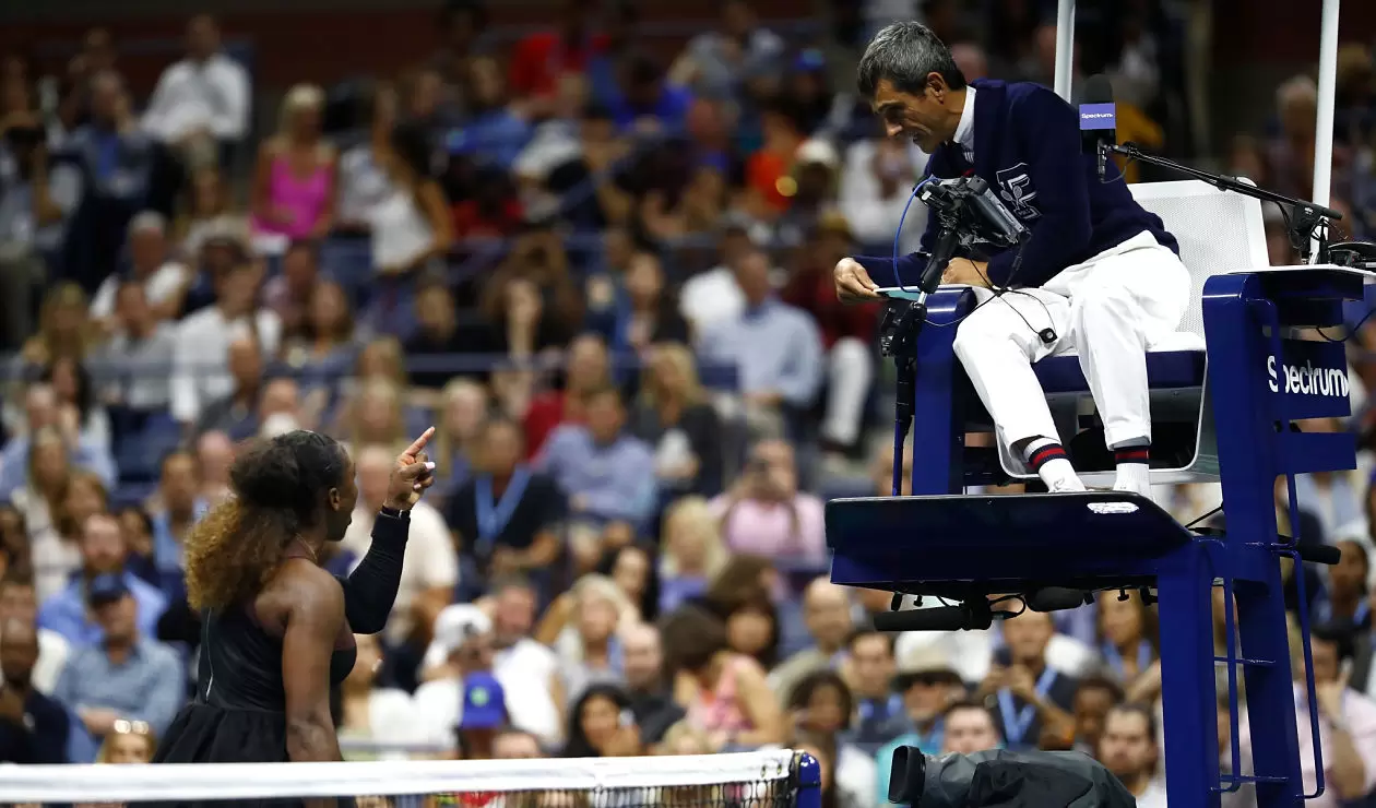 Serena Williams discute con el juez Carlos Ramos durante la final del Us Open 2018