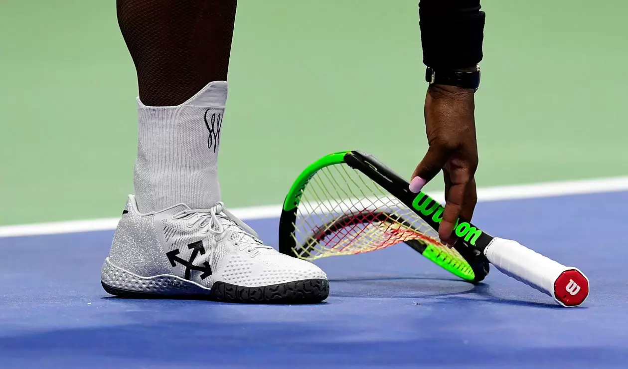Serena Williams golpea la raqueta contra el suelo durante la final del US Open