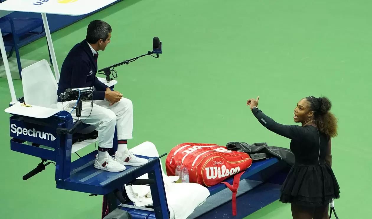 Discusión entre Serena Williams y el juez Carlos Ramos durante la final del Us Open 2018 