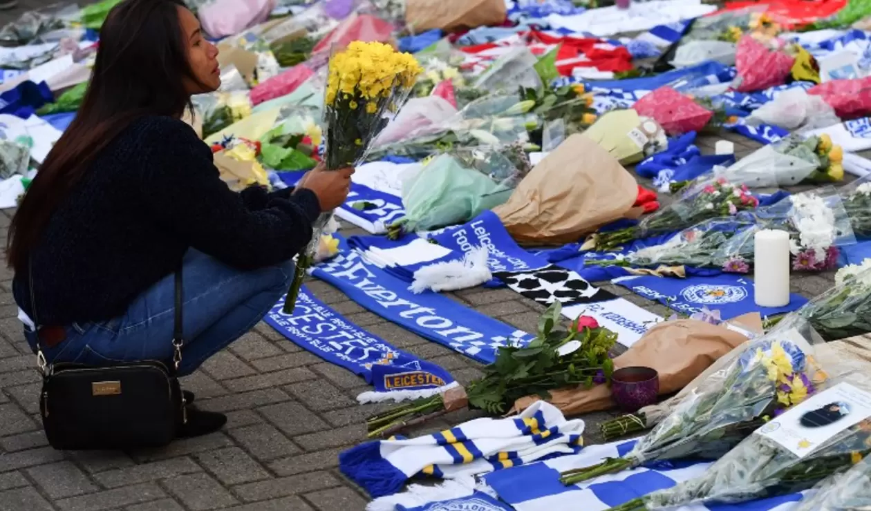 Decenas de personas se acercaron al estadio del Leicester City para depositar flores, velas y mensajes de ánimo