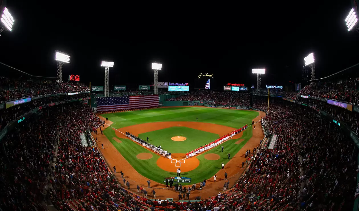 Una visión general del partido entre New York Yankees y los Boston Red Sox durante el himno nacional. 