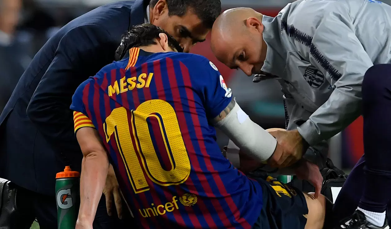 Lionel Messi se lamenta por la lesión sufrida en el partido del Barcelona Sevilla