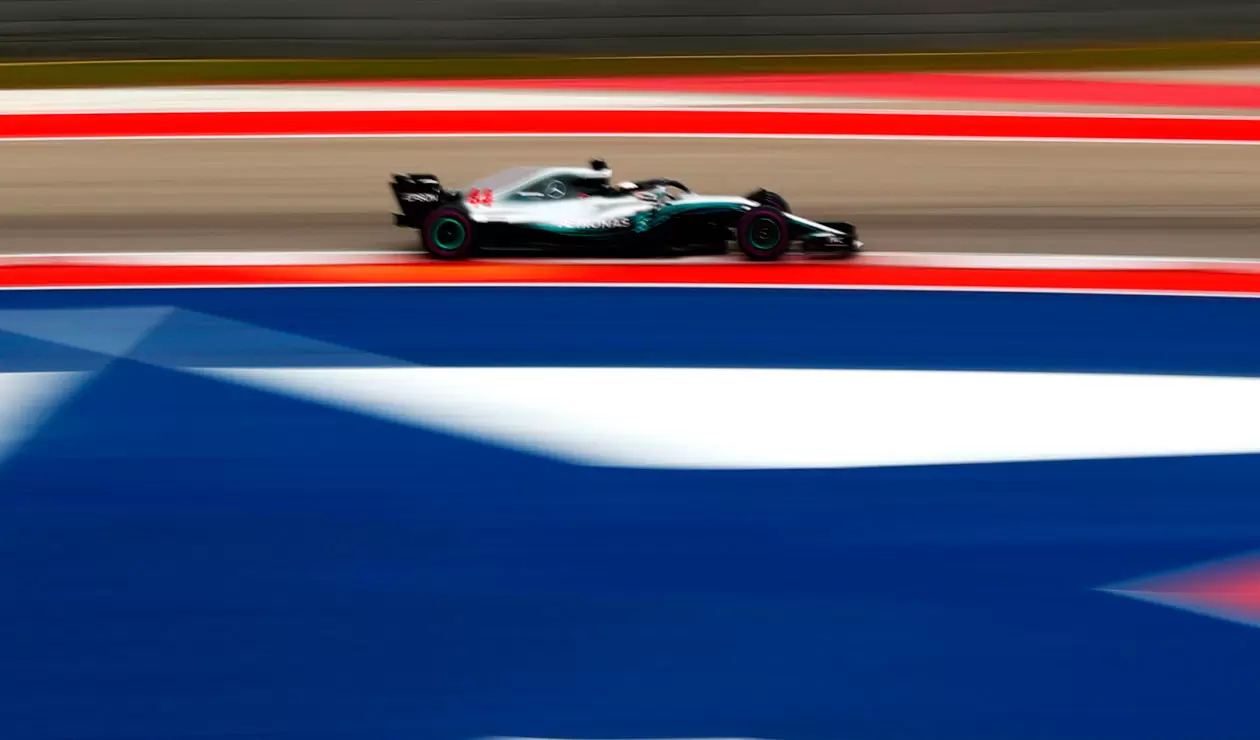 Lewis Hamilton de Gran Bretaña conduciendo el (44) Mercedes AMG Petronas F1 Team Mercedes WO9 durante la práctica final para el Gran Premio de Fórmula Uno de Estados Unidos en el Circuito de las Américas