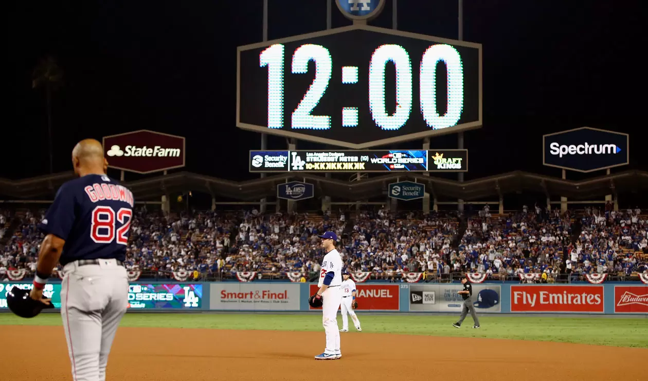 Momento en el que el partido entre Dodgers y Medias Rojas de Boston marcaba la media noche en Los Angeles