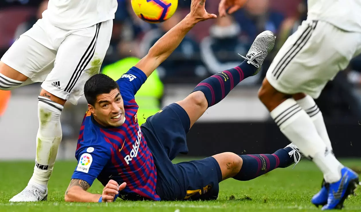 Luis Suárez fue derribado por el defensa Raphael Varane dentro del área en el clásico Barcelona-Real Madrid