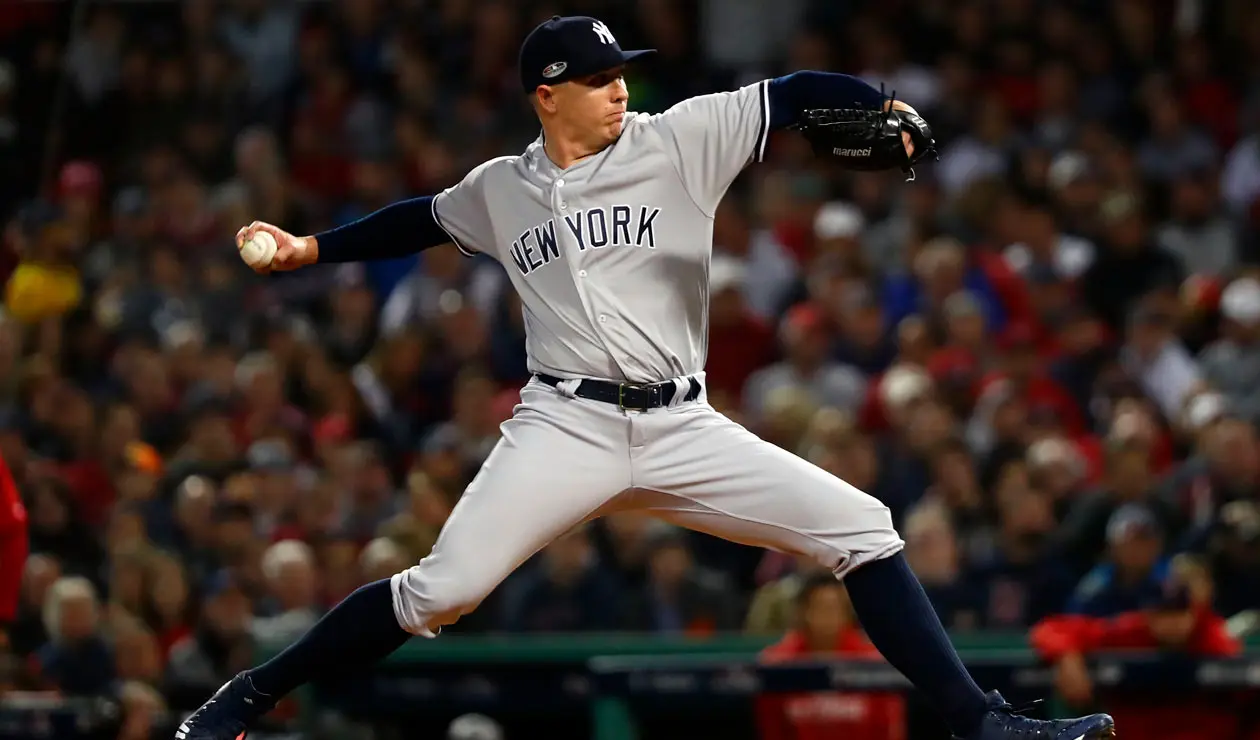 Chad Green de los New York Yankees hace un lanzamiento en la tercera entrada contra los Medias Rojas de Boston.