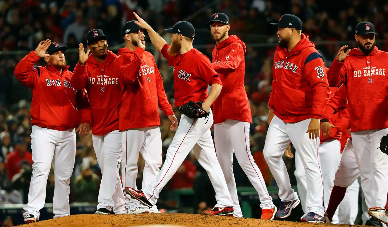 Craig Kimbrel # 46 de los Medias Rojas de Boston celebra con sus compañeros de equipo después de cerrar el juego de los New York Yankees. 