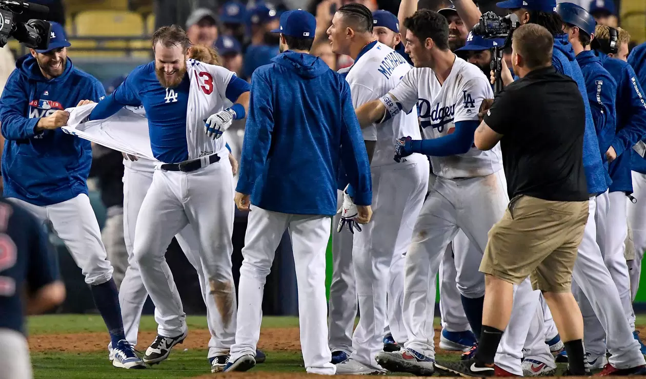 Los jugadores de los Dodgers de Los Angeles celebran la victoria ante los Medias Rojas de Boston