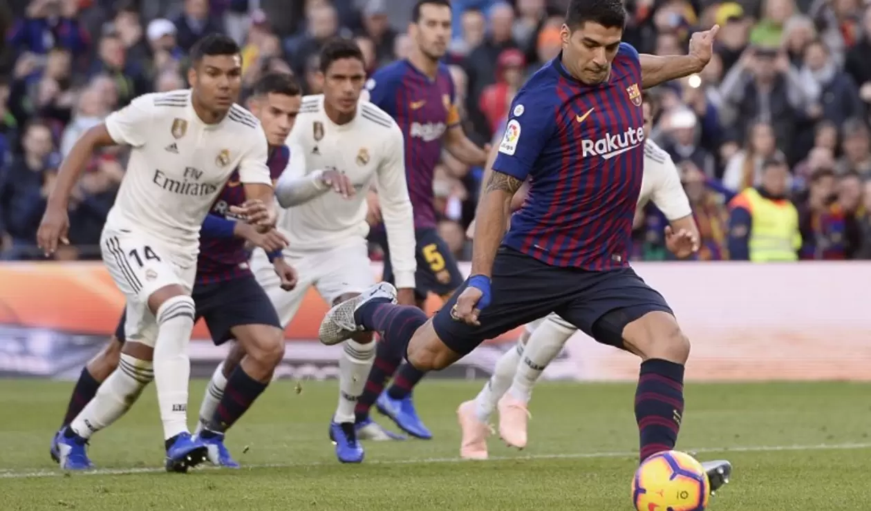 Luis Suárez cobrando el penal para el 2-0 parcial ante el Real Madrid en el Cam Nou