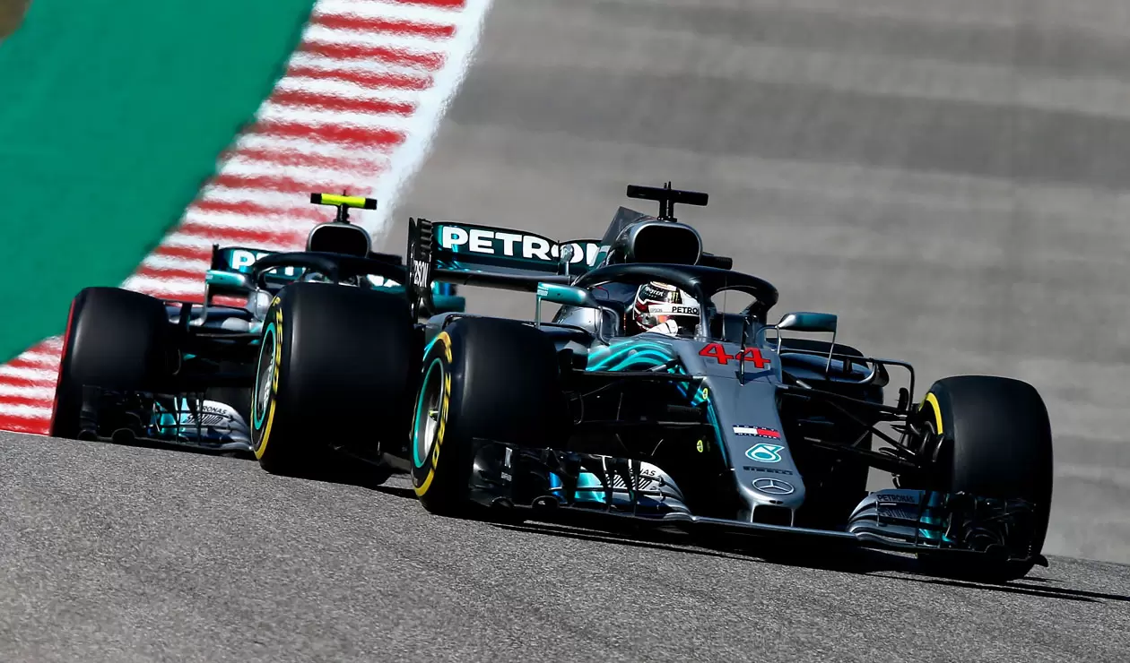 Lewis Hamilton de Gran Bretaña conduciendo el (44) Mercedes AMG Petronas F1 Team Mercedes WO9 seguido por Valtteri Bottas 