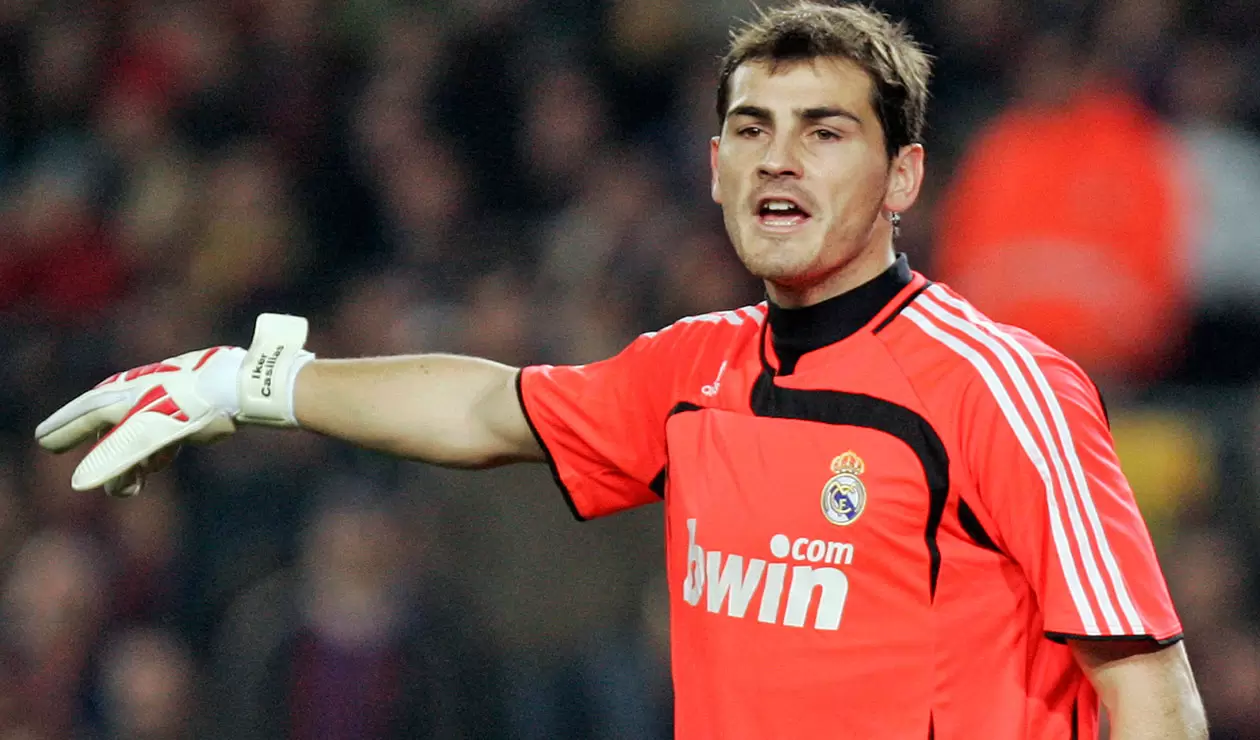 Íker Casillas, capitán del Real Madrid bicampeón de la liga español entre 2006 y 2008