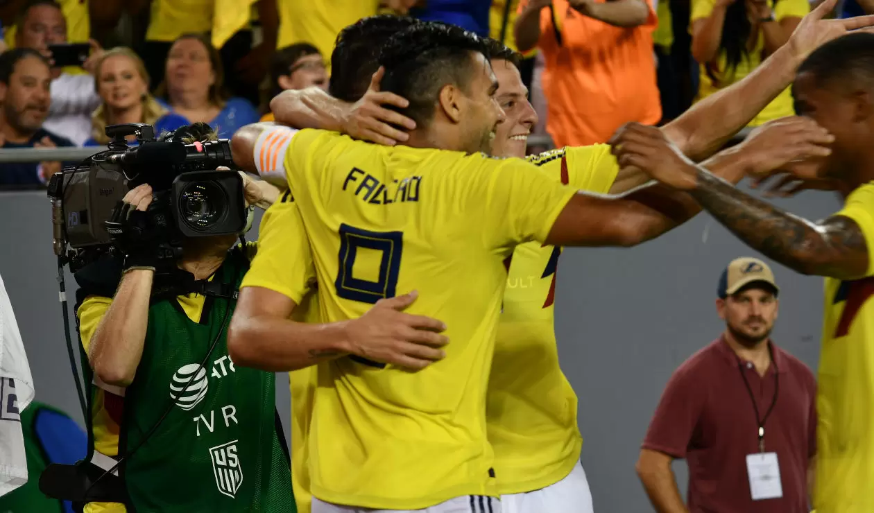 Los jugadores de Colombia celebran el gol de James Rodríguez ante Estados Unidos