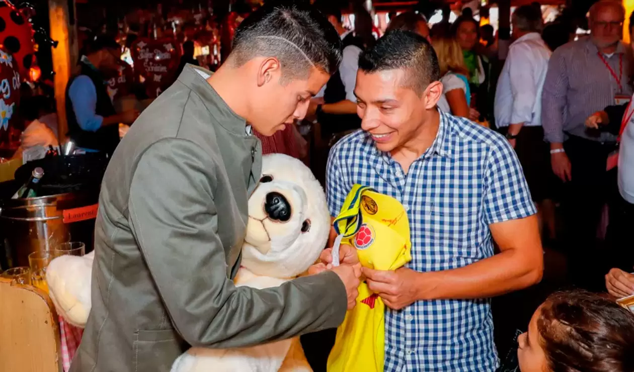 James Rodríguez firmándole la camiseta a un aficionado colombiano