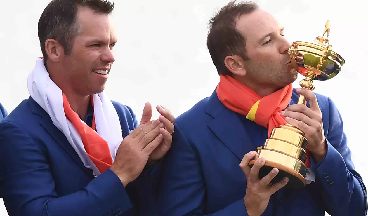 Sergio García besa la Ryder Cup y celebra junto a Paul Casey.