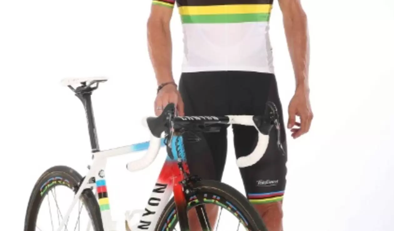 Alejandro Valverde estrenó su uniforme con el arcoíris de campeón del mundo