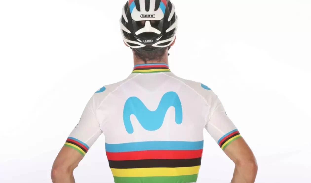 Alejandro Valverde estrenó su uniforme con el arcoíris de campeón del mundo