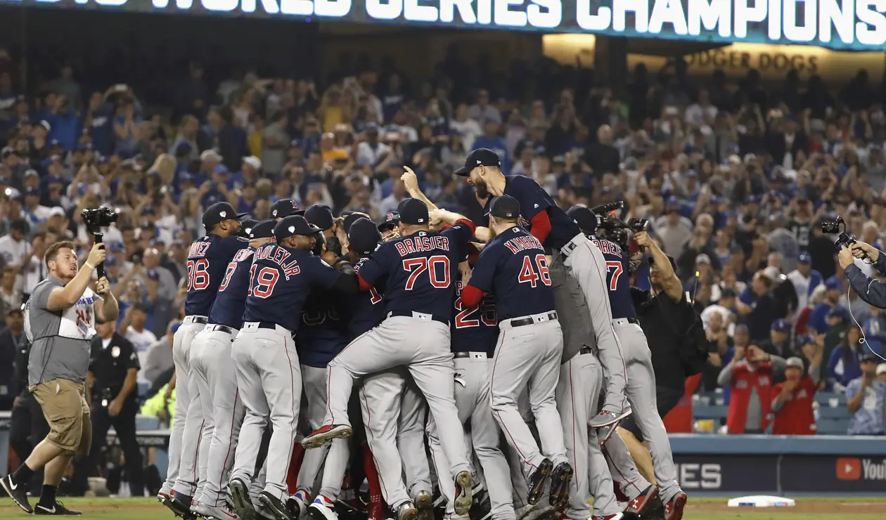 Steve Pearce volvió a enviarla por encima del muro en el octavo y sentenció a unos angelinos que perdieron su segunda Serie Mundial consecutiva