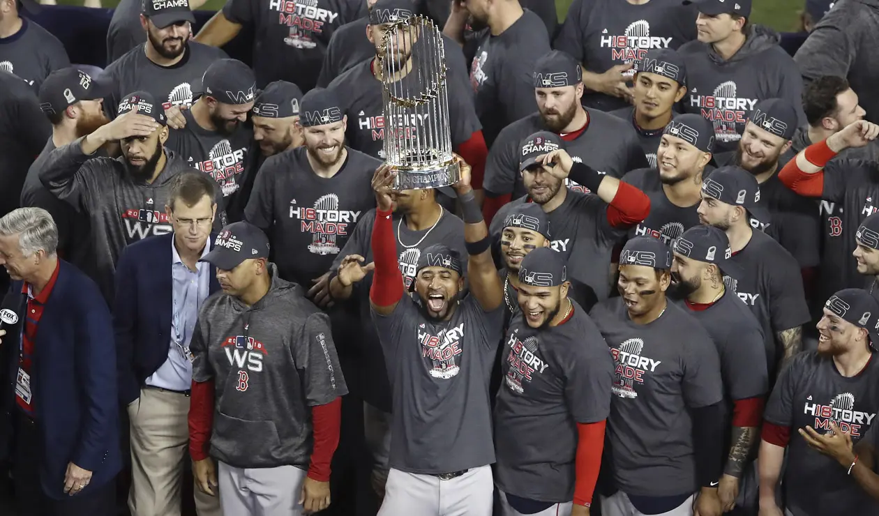 La celebración levantando el trofeo del título de la Serie Mundial