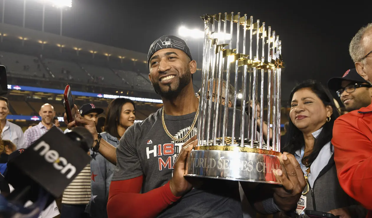 Los jugadores de Los Medias Rojas se tomaron fotografías con el trofeo del título