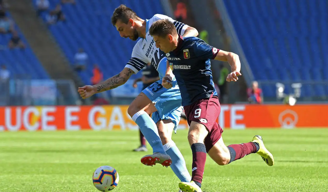 Krzysztof Piatek de Génova disputa una pelota con Francesco Acerbi de la Lazio