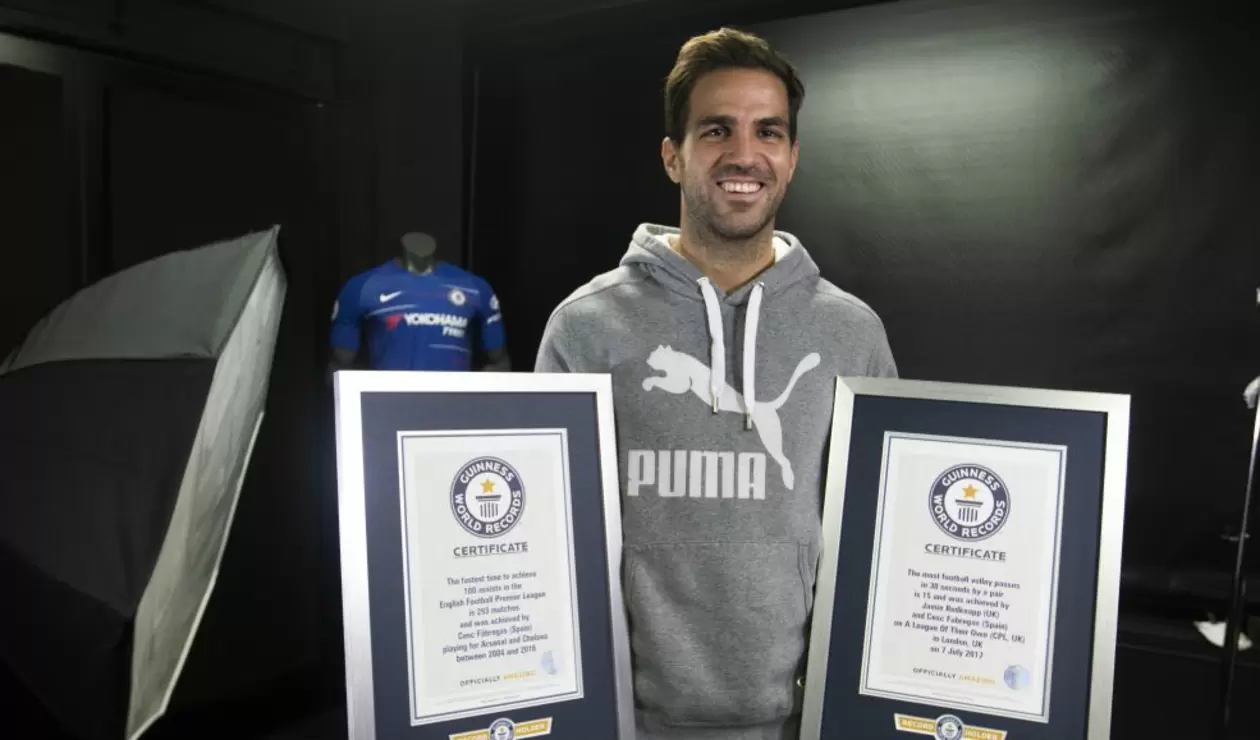 Cesc Fábregas posa con las placas de de su récord Guinness 