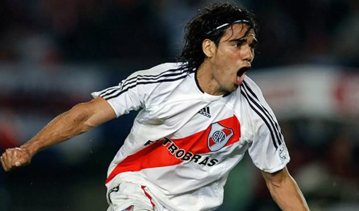 Falcao, delantero colombiano portando la camisa de River Plate 