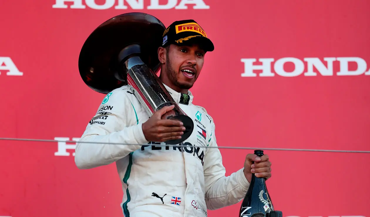 Lewis Hamilton con el trofeo de ganar en el Gran Premio de Fórmula 1 en Japón