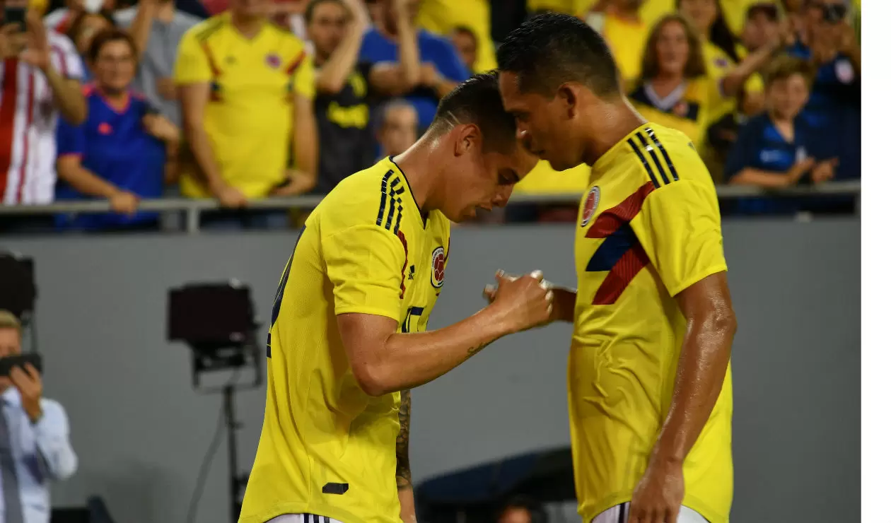 James Rodríguez y Carlos Bacca celebran el gol de Colombia ante Estados Unidos