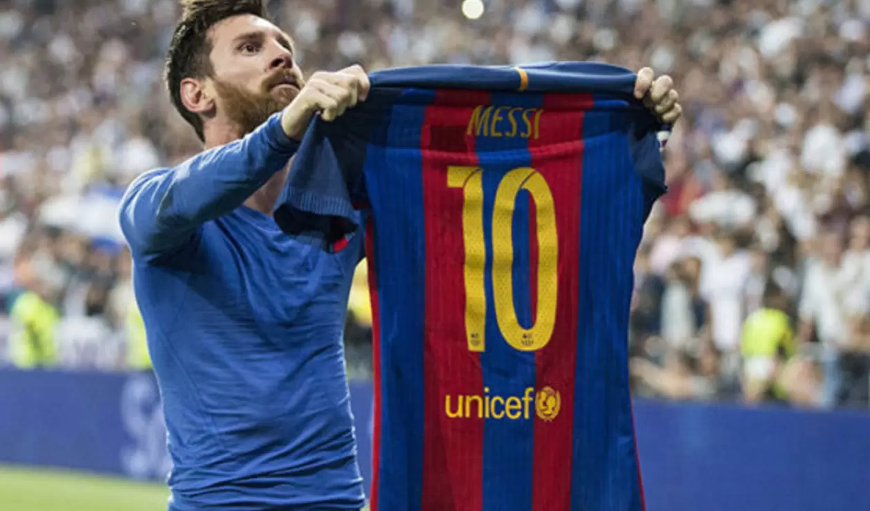 Lionel Messi levantando su camiseta ante la hinchada del Real Madrid