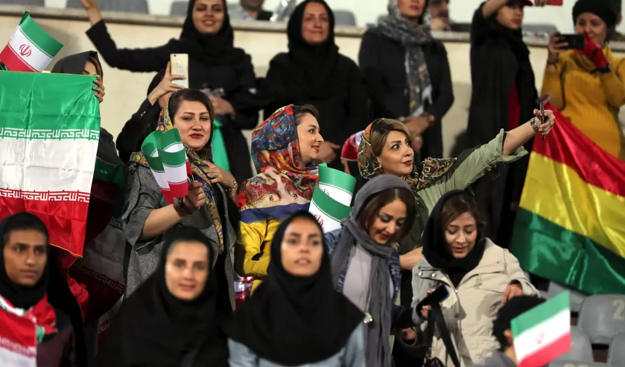 Mujeres iranís en partido de fútbol.