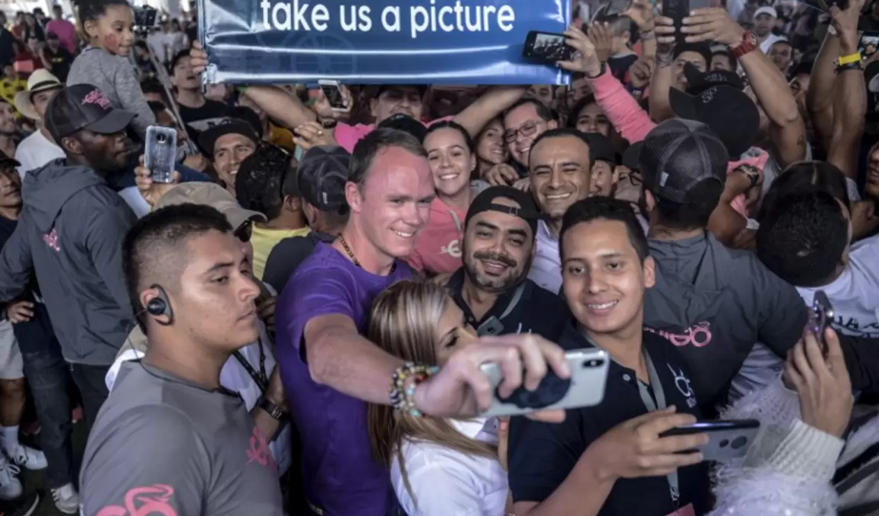 Chris Froome se toma fotos con sus fans en Guatapé, Colombia
