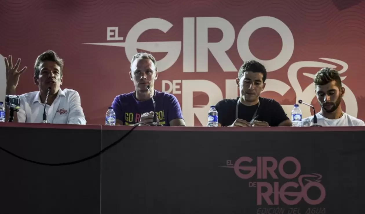 Chris Froome junto a Fernando Gaviria, Sergio Luis Henao y Rigoberto Urán