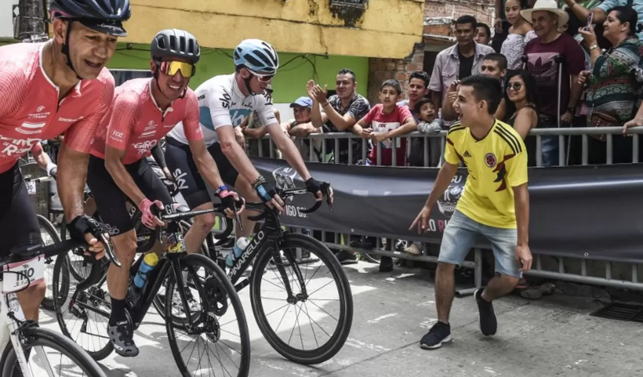 Chris Froome animado por un aficionado colombiano durante el 'Giro de Rigo'