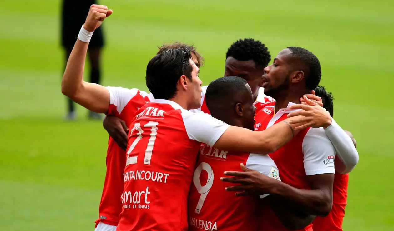 Carmelo Valencia celebrando el primer gol de Santa Fe ante Tolima 