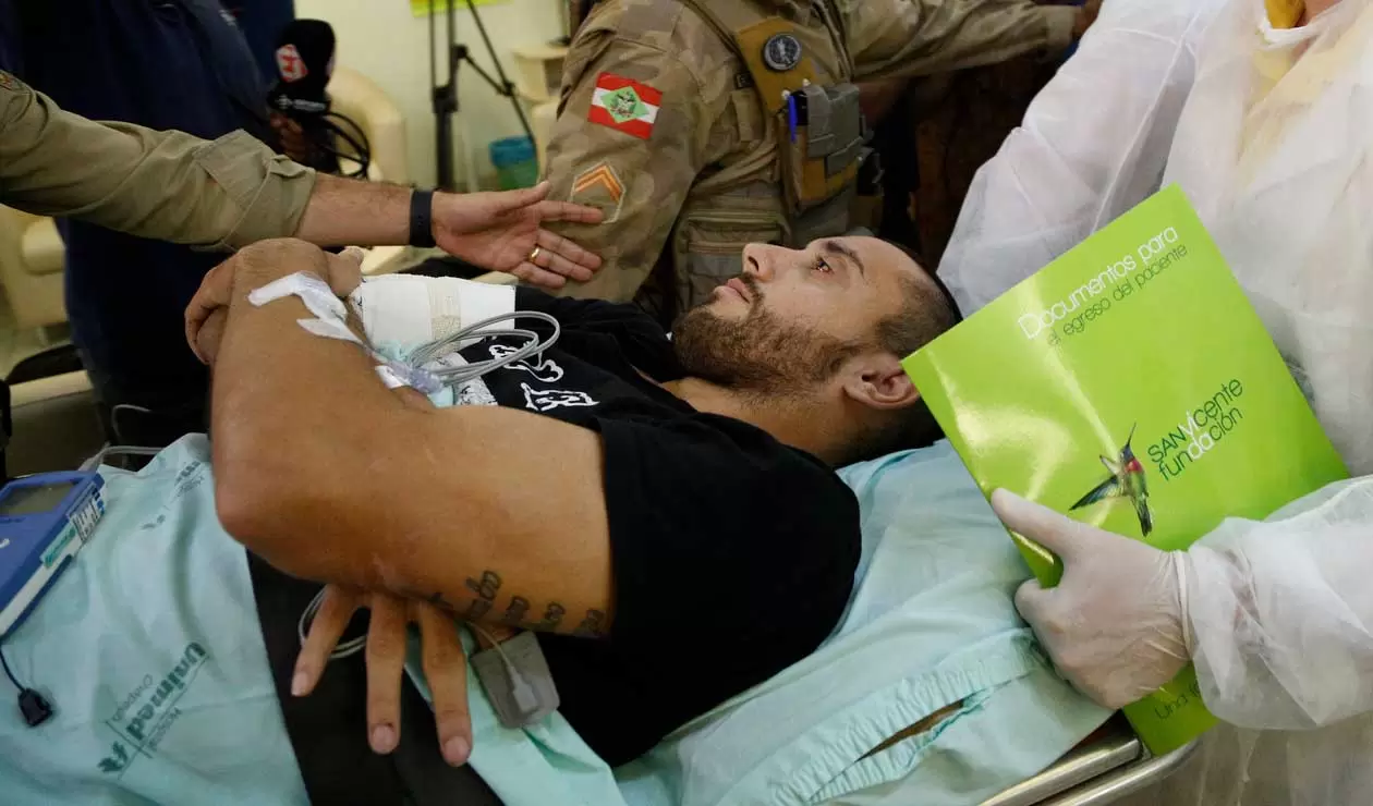 Alan Ruschel en Brasil días después del accidente del Chapecoense en Colombia