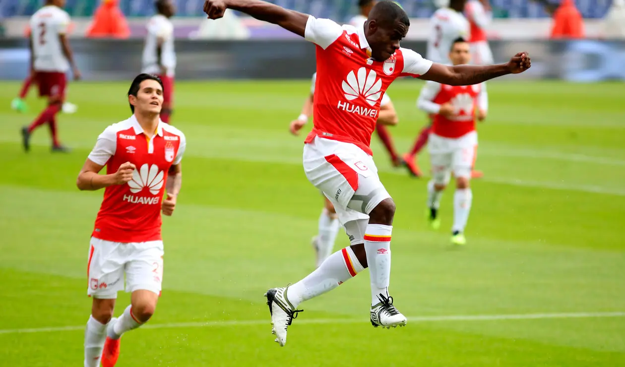 Carmelo Valencia celebrando el primer gol de Santa Fe ante Tolima 